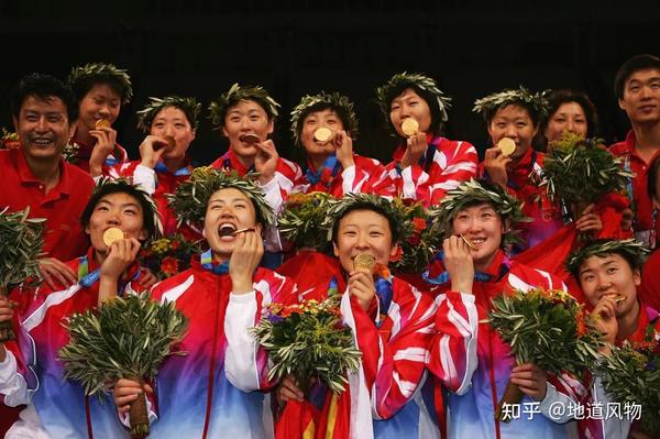 奧運(yùn)會(huì)籃球冠軍獎(jiǎng)杯_籃球奧運(yùn)會(huì)獎(jiǎng)牌_奧運(yùn)會(huì)籃球冠軍領(lǐng)獎(jiǎng)圖片