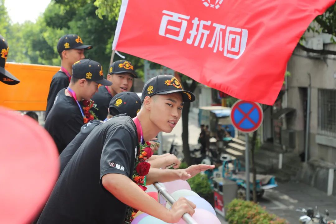 懷化三中籃球隊(duì)_懷化初中籃球冠軍_懷化籃球最強(qiáng)高中生